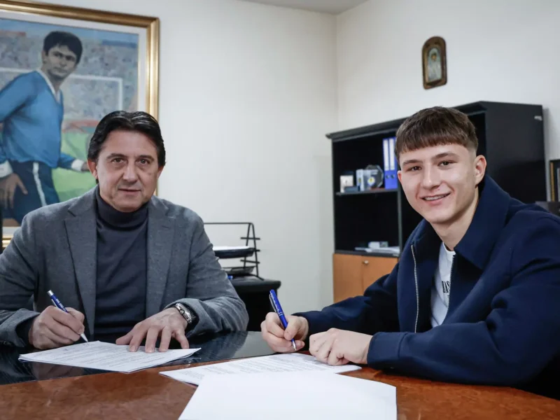 Иво Мотев подписа професионален договор с родния клуб