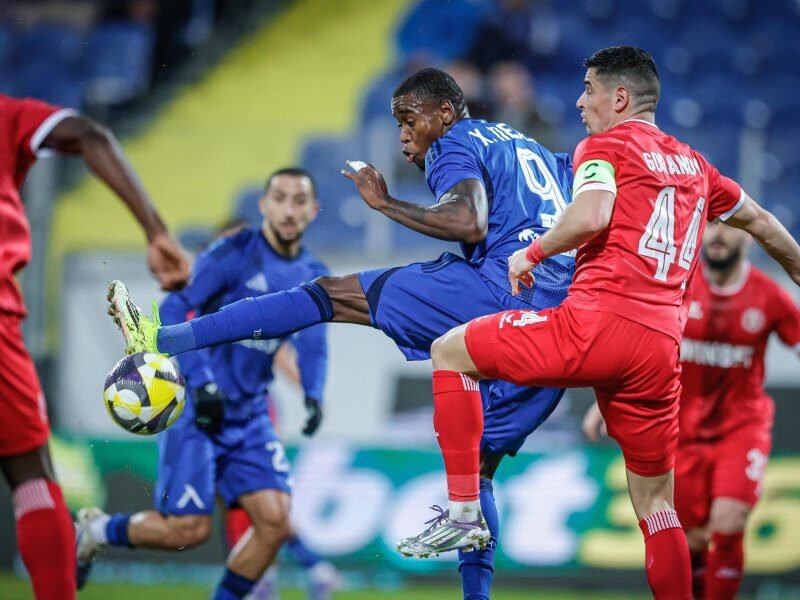 Левски пречупи Ботев (Враца) с осемминутна „синя“ вихрушка