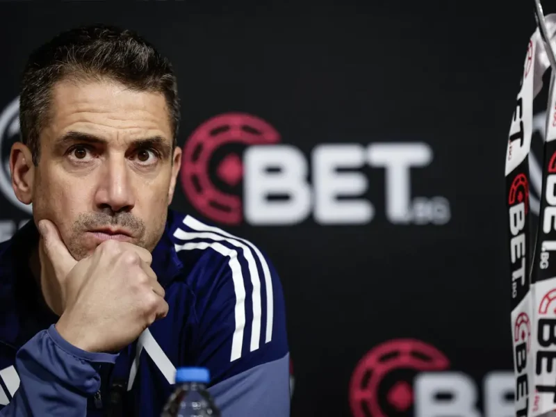 Веласкес в напрегнато чакване на документите на Переа за Суперкупата