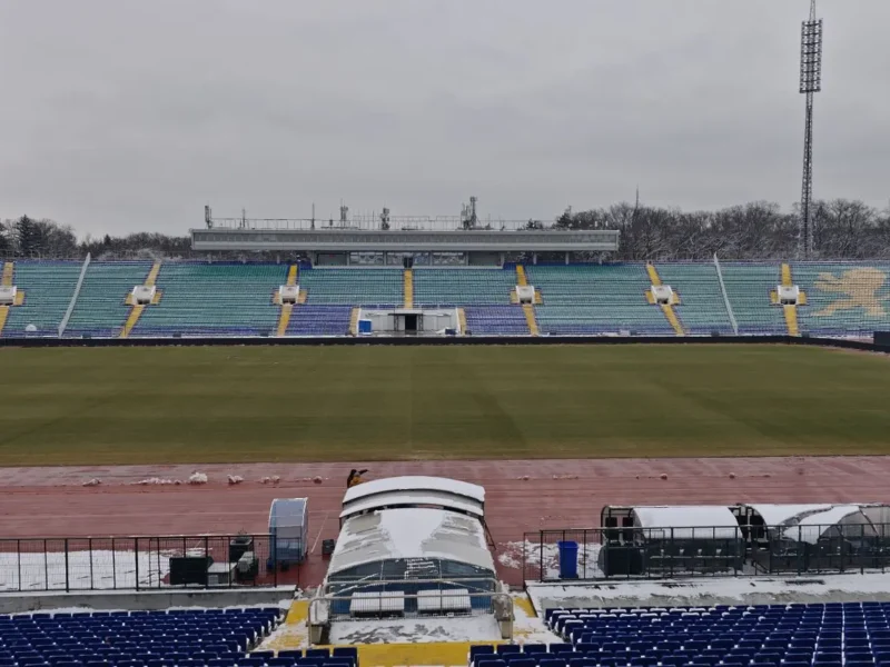 Зелен килим под снега: Националният стадион е напълно готов за „синята“ инвазия